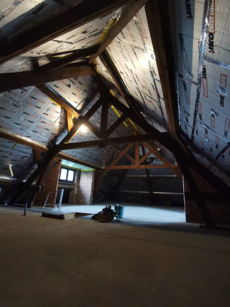 Dakisolatie in twee lagen